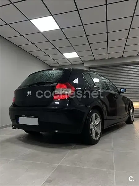 Usado BMW 118 122 CV (89 kW) 2007 Negro Utilitario