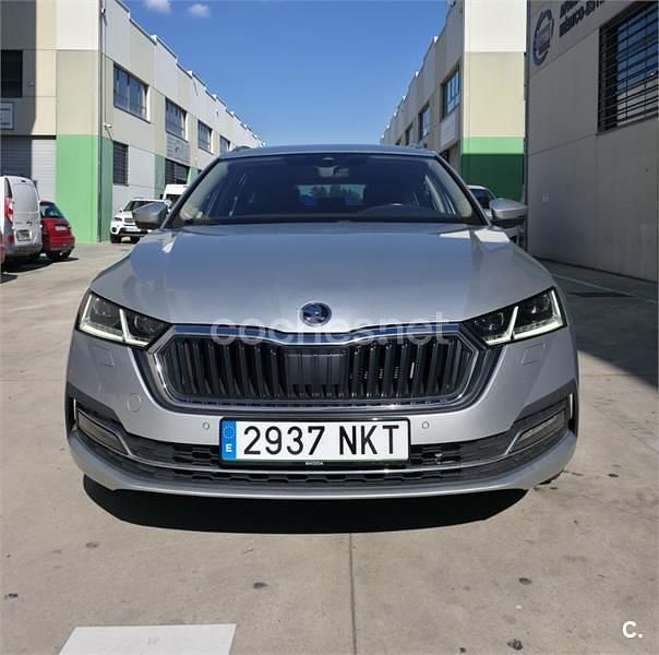 Usado Skoda Octavia Ambition 150 CV (110 kW) 2020 Gris / plata Familiar