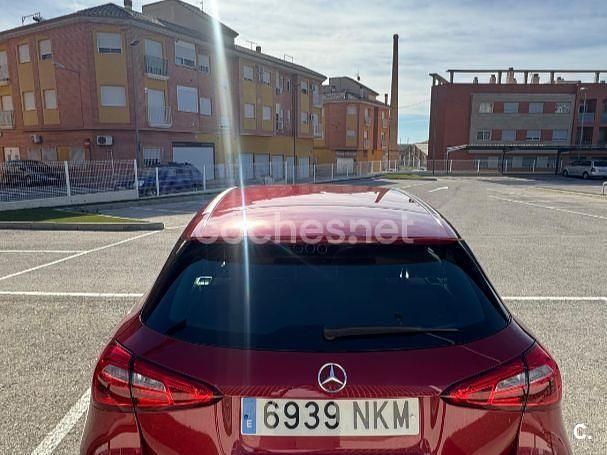 Usado Mercedes A180 136 CV (100 kW) 2023 Rojo Berlina