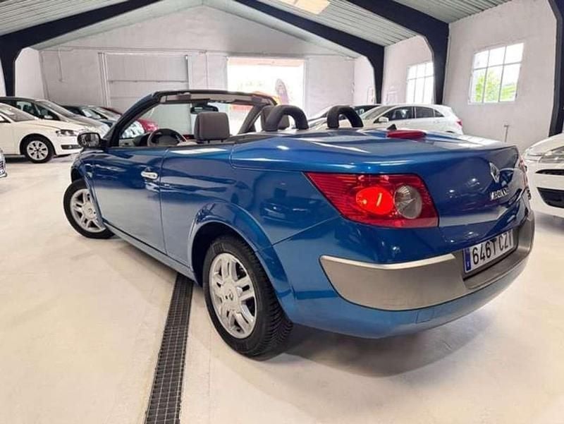 Usado Renault Mégane Cabriolet Dynamique 120 CV (88 kW) 2004 Azul Descapotable