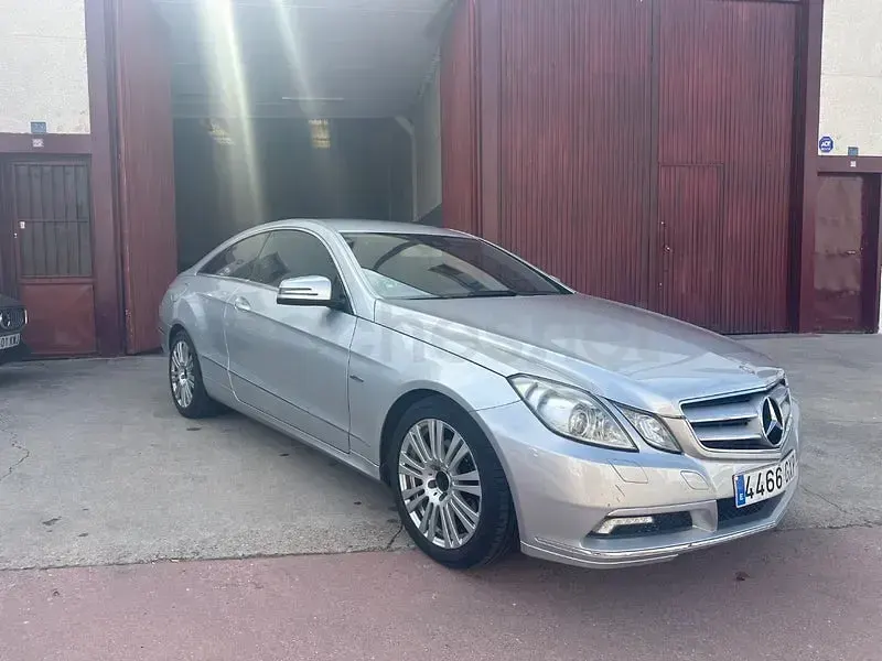 Usado Mercedes E250 Elegance 204 CV (150 kW) 2010 Gris / plata Coupe