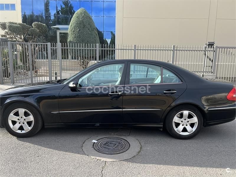 Usado Mercedes E320 Avantgarde 204 CV (150 kW) 2004 Negro Berlina