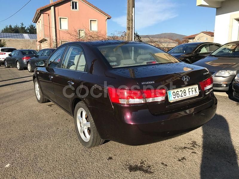 Usado Hyundai Sonata Style 140 CV (102 kW) 2006 Violeta / lila Berlina
