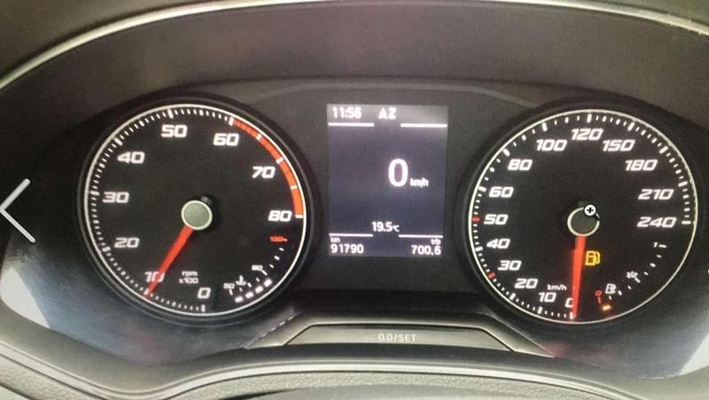 Usado Seat Arona Ecomotive 116 CV (85 kW) 2018 Gris SUV