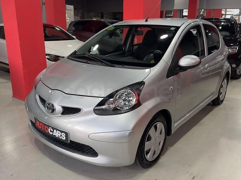 Usado Toyota Aygo 68 CV (50 kW) 2008 Gris / plata Utilitario