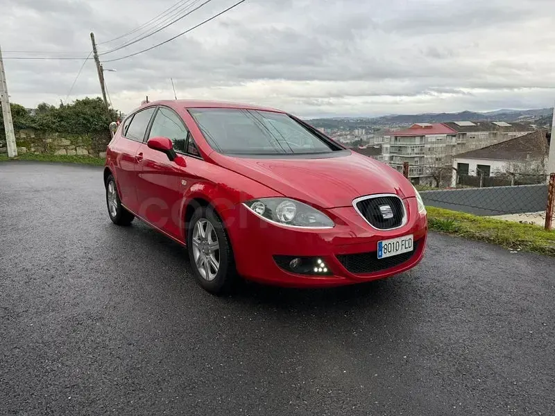 Usado Seat Leon Sport 105 CV (77 kW) 2007 Rojo Utilitario