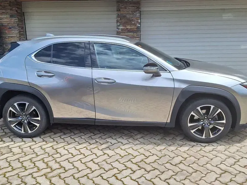 Usado Lexus UX Executive Line 184 CV (135 kW) 2020 Gris / plata SUV