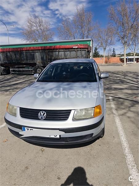 Usado VW Passat 90 CV (66 kW) 1996 Gris / plata Berlina