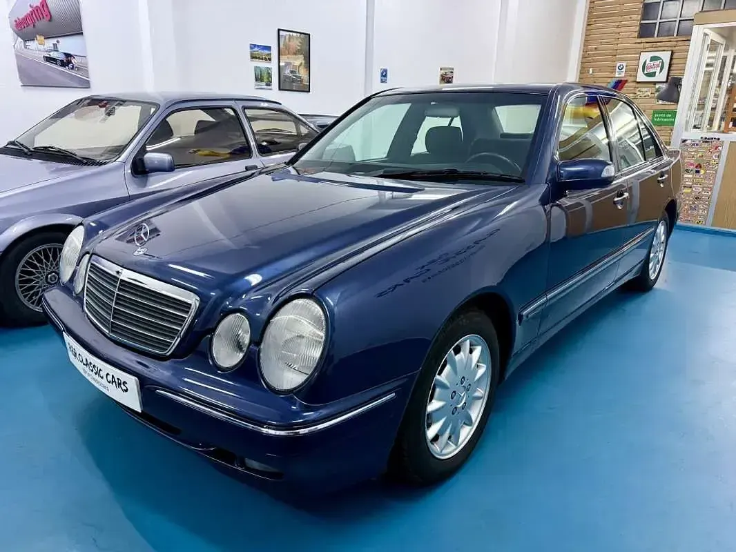 Usado Mercedes E240 Elegance 170 CV (125 kW) 2000 Azul Berlina