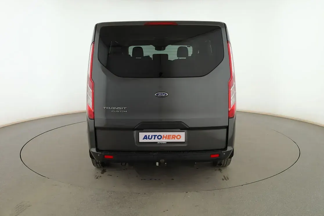 Usado Ford Tourneo Trend 130 CV (95 kW) 2022 Gris Monovolumen
