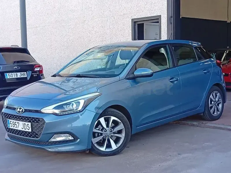 Usado Hyundai i20 90 CV (66 kW) 2016 Azul Berlina