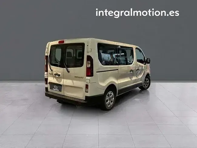 Usado Renault Trafic 110 CV (80 kW) 2024 Blanco Monovolumen