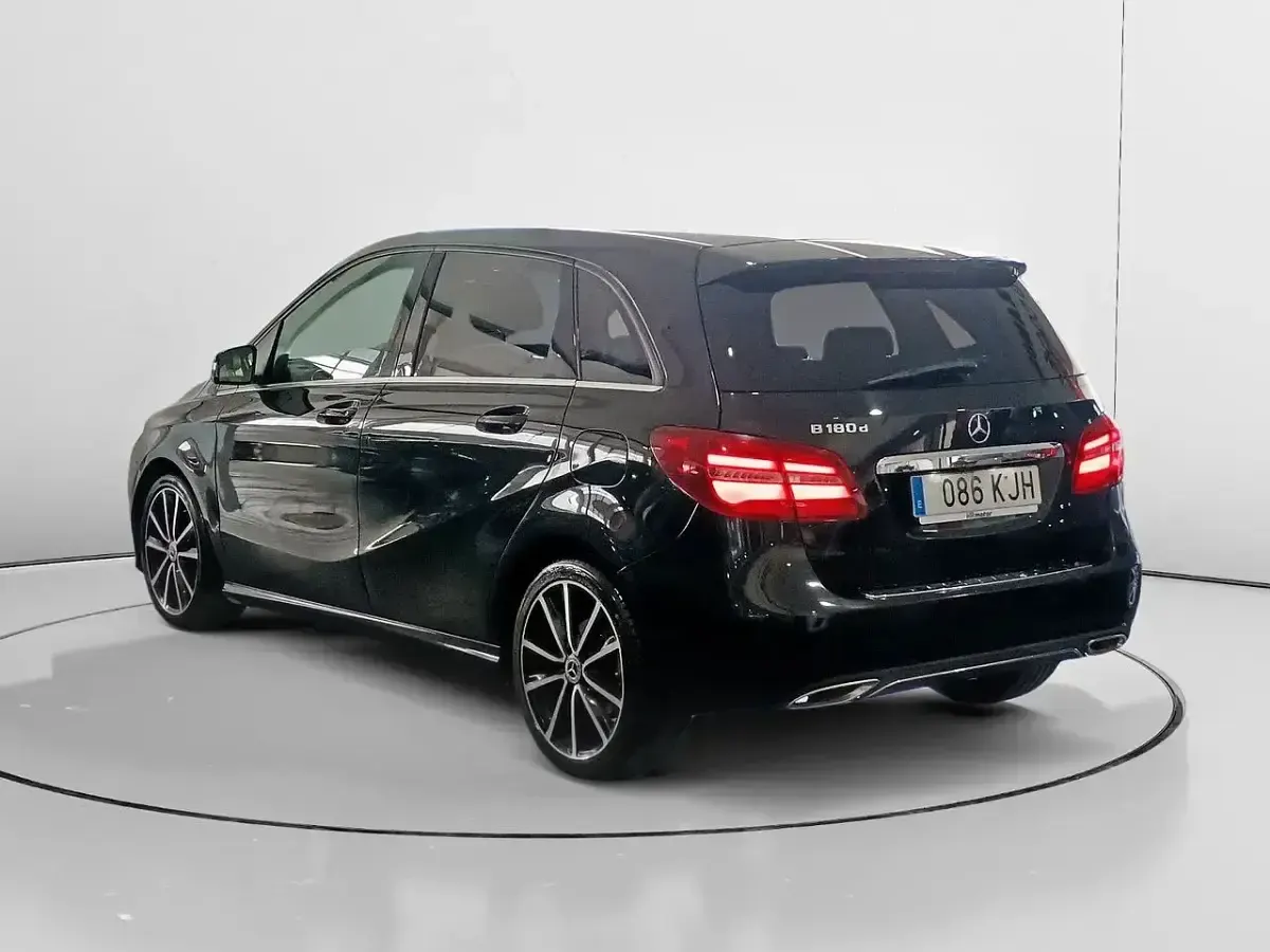 Usado Mercedes B180 109 CV (80 kW) 2018 Negro Utilitario