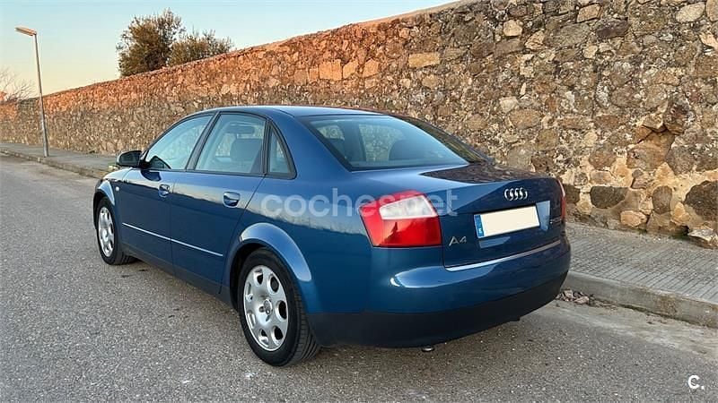 Usado Audi A4 180 CV (132 kW) 2001 Azul Berlina
