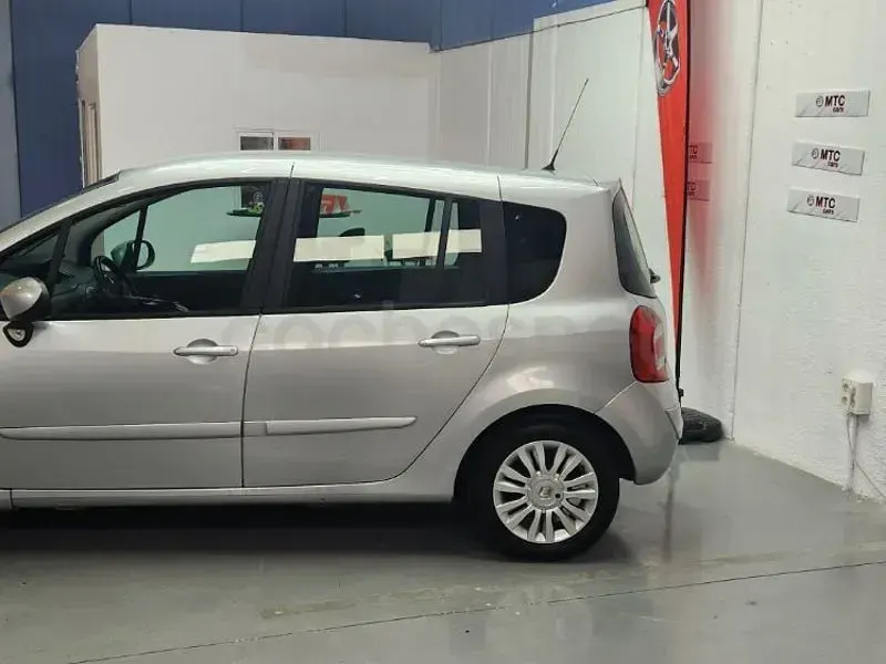 Usado Renault Grand Modus Dynamique 90 CV (66 kW) 2011 Gris / plata Monovolumen