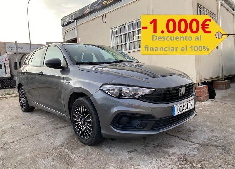 Usado Fiat Tipo Cross 130 CV (95 kW) 2022 Gris / plata Familiar