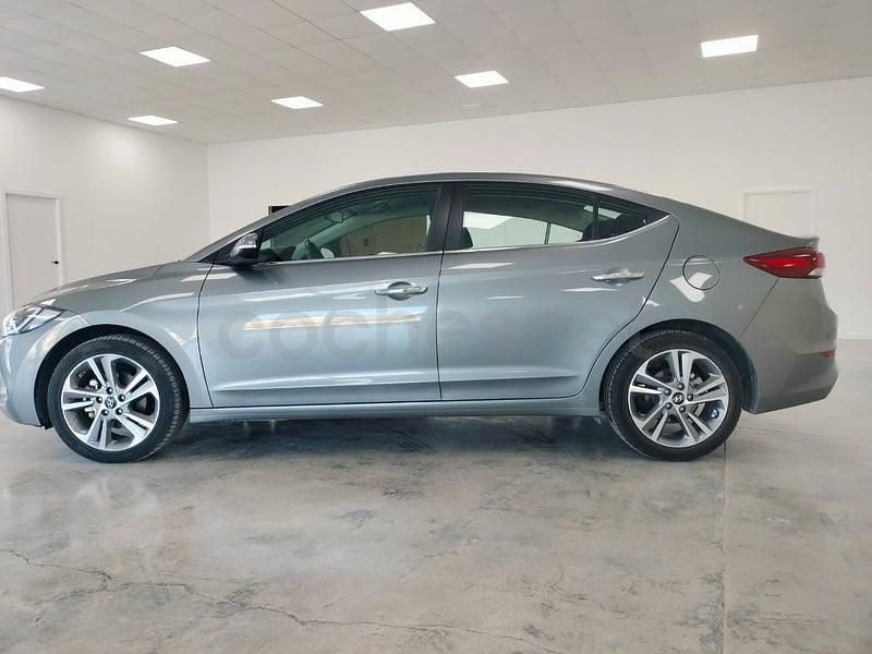 Usado Hyundai Elantra 136 CV (100 kW) 2018 Gris / plata Berlina