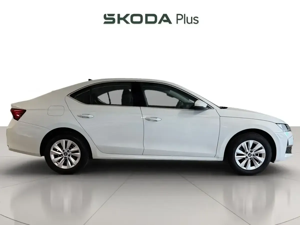 Usado Skoda Octavia Selection 150 CV (110 kW) 2025 Blanco Berlina