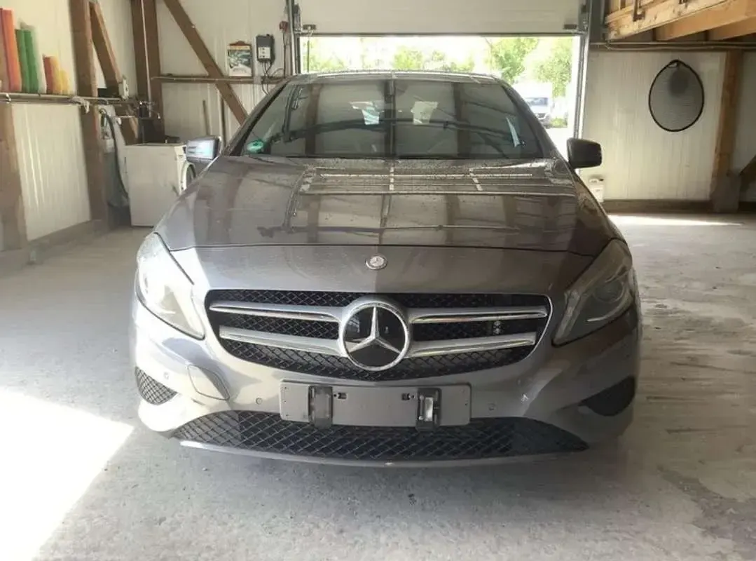 Usado Mercedes A180 Urban 121 CV (88 kW) 2013 Gris Utilitario