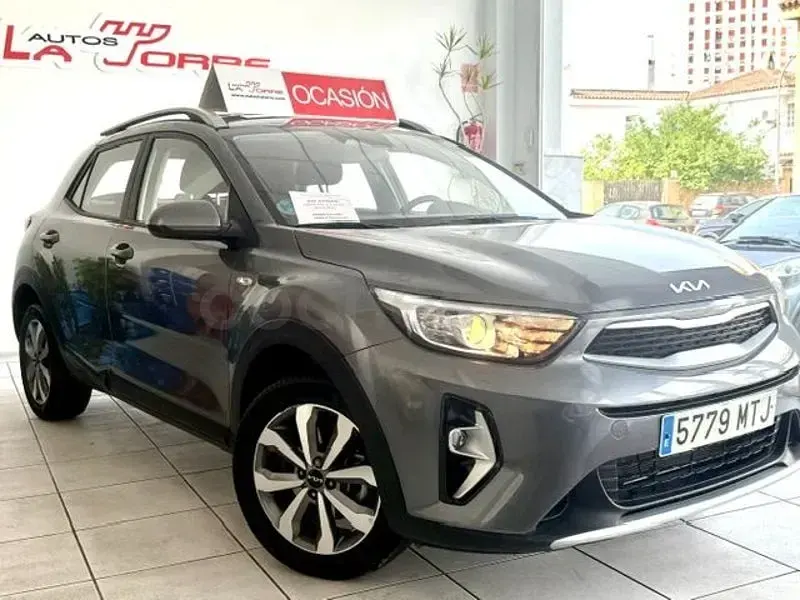 Usado Kia Stonic 79 CV (58 kW) 2024 Gris / plata SUV