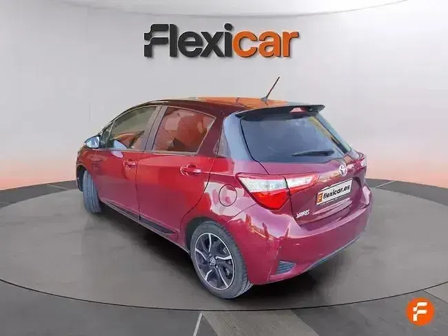 Usado Toyota Yaris Active 111 CV (81 kW) 2017 Rojo
