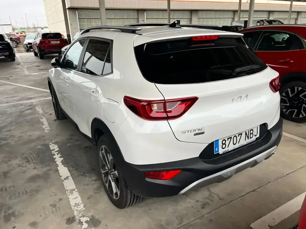 Käytetty Kia Stonic Style 100 HP (73 kW) 2025 Valkoinen Katumaasturi