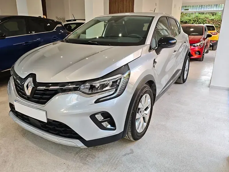 Usado Renault Captur Zen 90 CV (66 kW) 2022 Gris / plata SUV