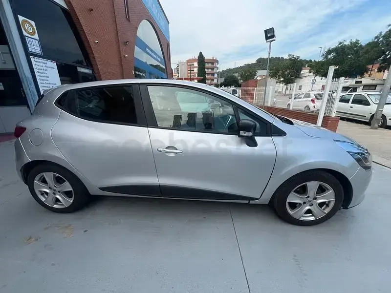 Usado Renault Clio IV Authentique 75 CV (55 kW) 2015 Gris / plata Berlina