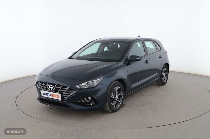 Gris Usado 2021 Hyundai i30 Berlina | 16.399 € (Precio justo) - Imagen 1/3