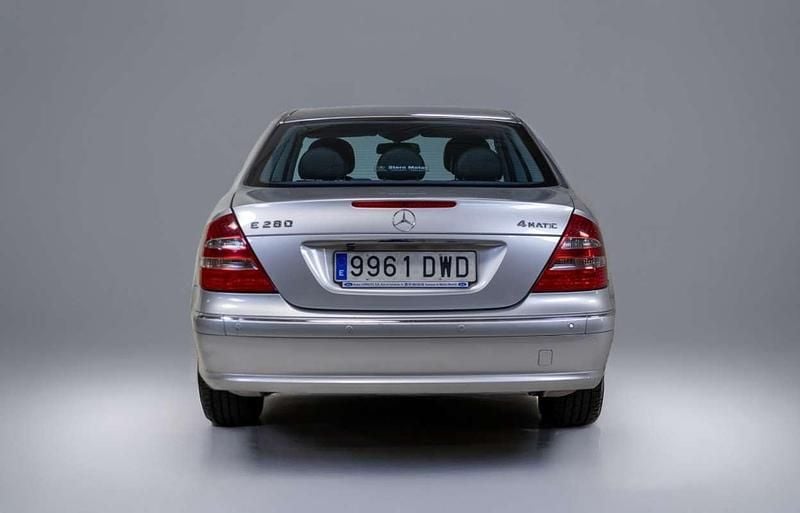 Usado Mercedes E280 Avantgarde 230 CV (169 kW) 2006 Plateado Berlina