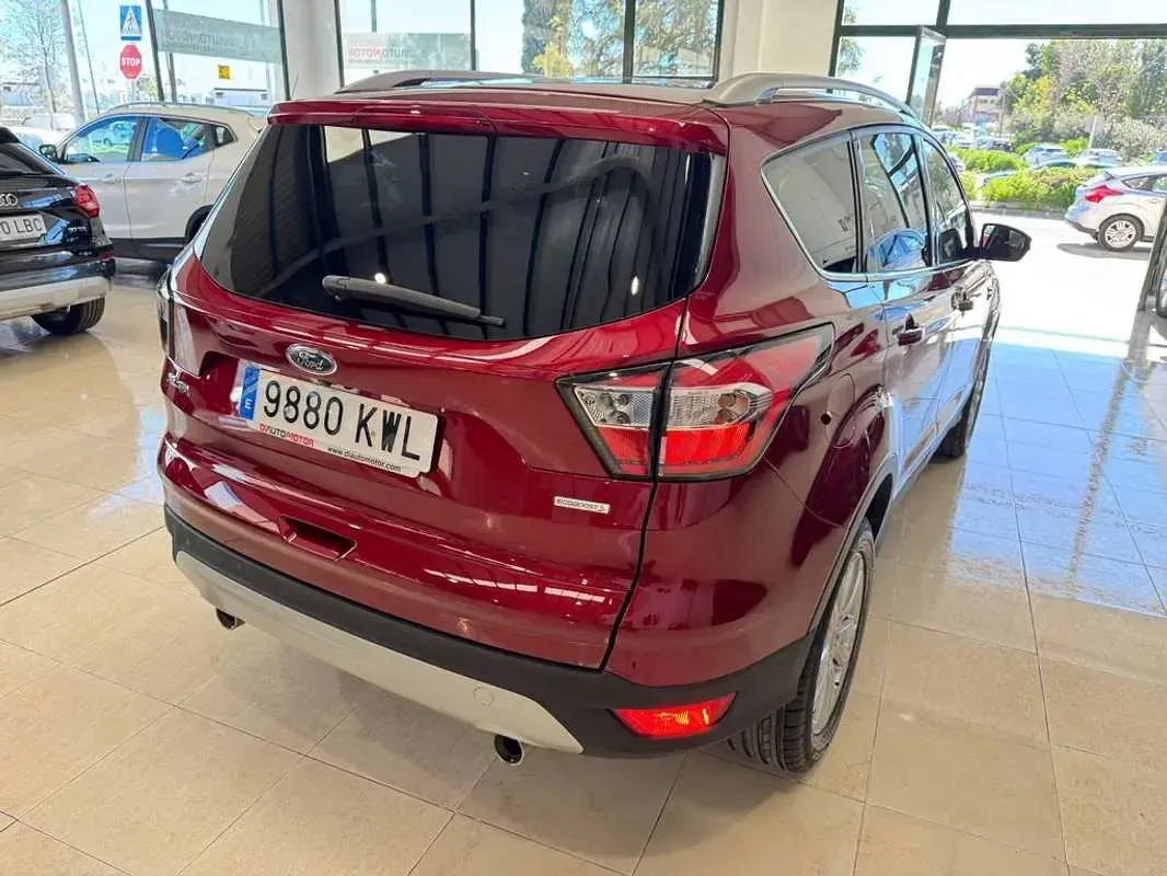 Usado Ford Kuga Trend+ 150 CV (110 kW) 2019 Rojo SUV