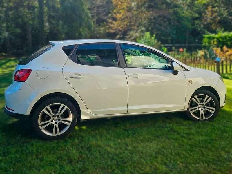 Usado Seat Ibiza Style 105 HP (77 kW) 2011 Branco Citadino