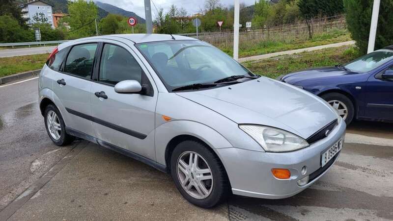 Begagnad Ford Focus Ghia 101 HK (74 kW) 1999 Silver Halvkombi