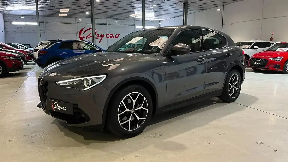 Usado Alfa Romeo Stelvio Sprint 190 CV (139 kW) 2021 Gris SUV