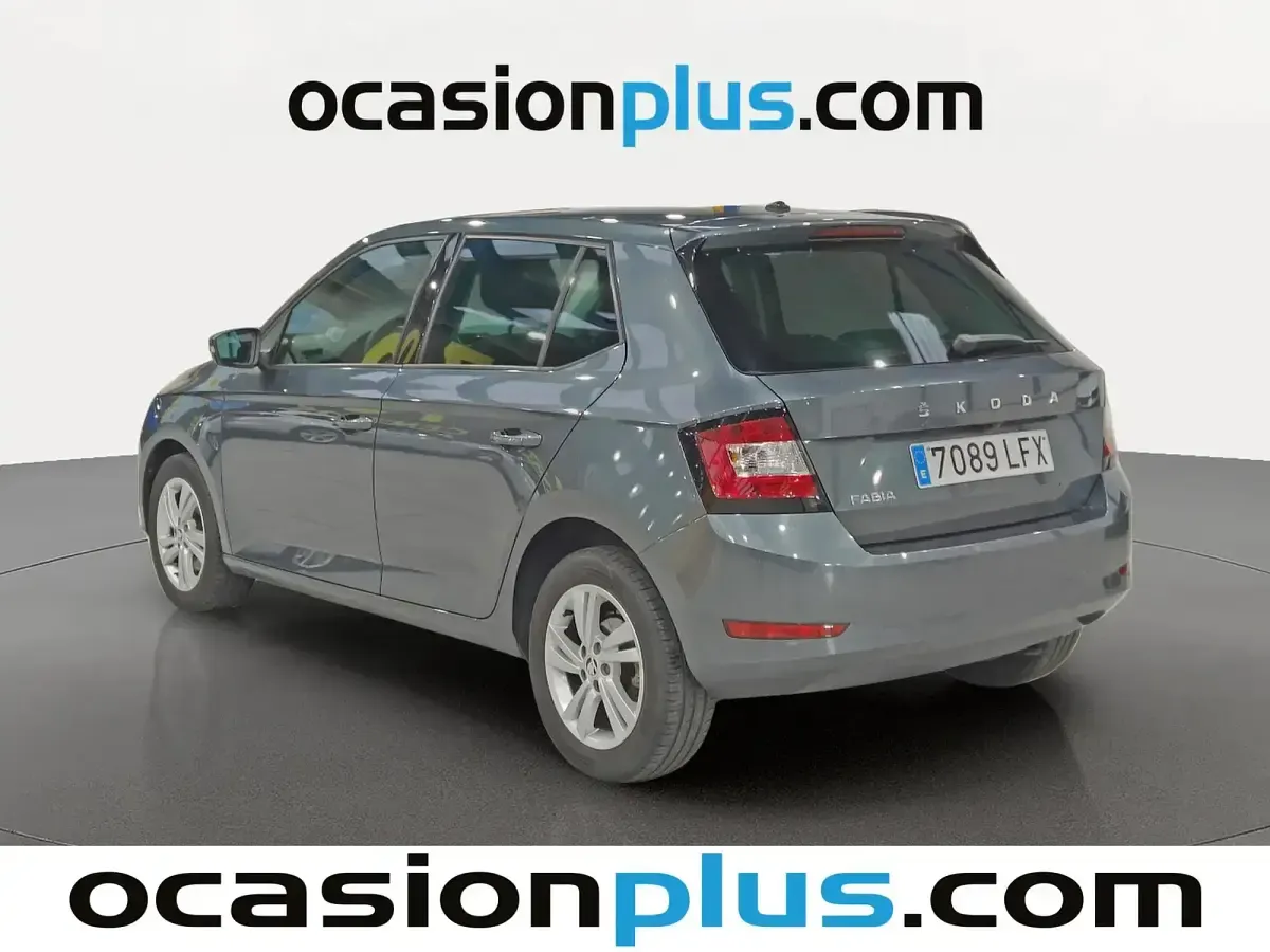 Usado Skoda Fabia Ambition 110 CV (80 kW) 2020 Gris / plata Berlina