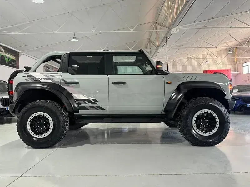 Usado Ford Bronco Outer Banks 335 CV (246 kW) 2023 Gris / plata SUV