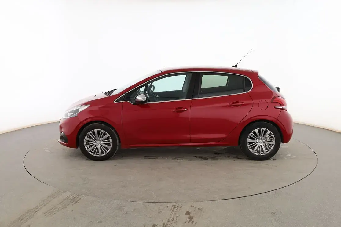 Usado Peugeot 208 Allure 82 CV (60 kW) 2016 Rojo Utilitario