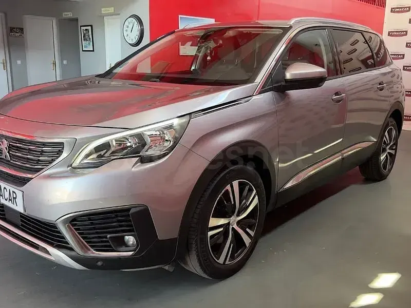 Usado Peugeot 5008 Allure 120 CV (88 kW) 2017 Gris / plata SUV