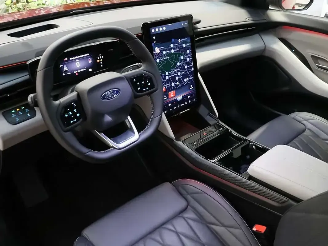 Begagnad Ford Explorer Premium 210 kW (286 HK) 2024 Röd SUV