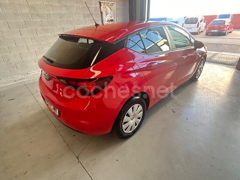 Usado Opel Astra Dynamic 105 CV (77 kW) 2016 Rojo Berlina