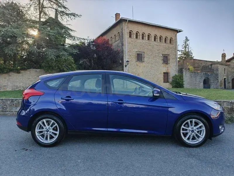 Usado Ford Focus Trend 125 CV (91 kW) 2017 Azul Berlina