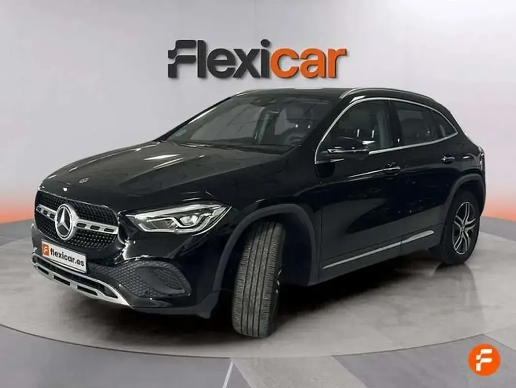 Käytetty Mercedes GLA180 136 HP (100 kW) 2022 Musta Katumaasturi