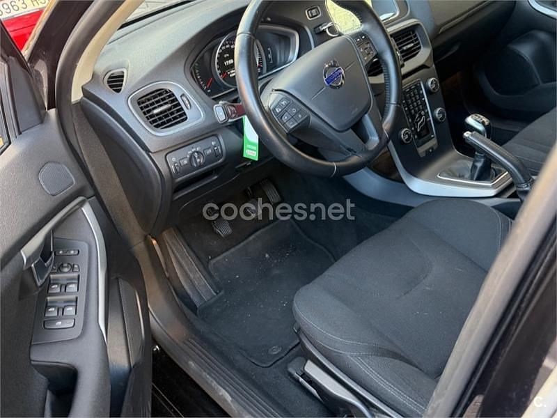 Usado Volvo V40 Momentum 120 CV (88 kW) 2016 Negro Berlina