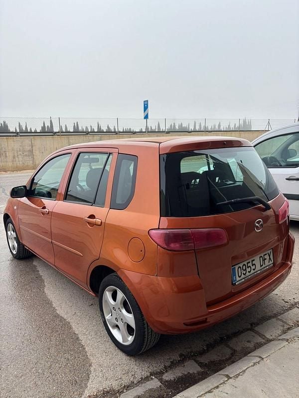 Usado Mazda 2 Active 68 CV (50 kW) 2005 Naranja Utilitario