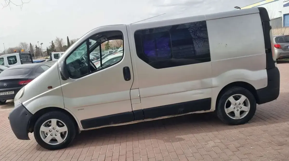 Usado Opel Vivaro 99 CV (72 kW) 2003 Gris Monovolumen