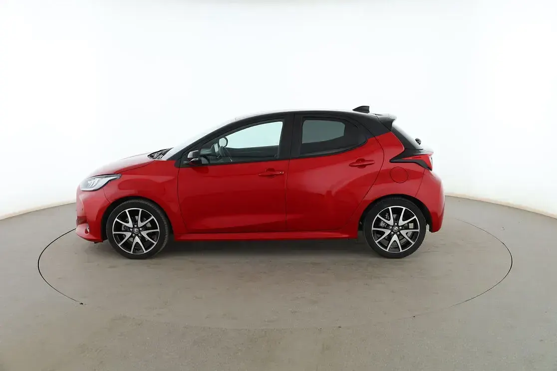 Usado Toyota Yaris Plus 116 CV (85 kW) 2022 Rojo Utilitario