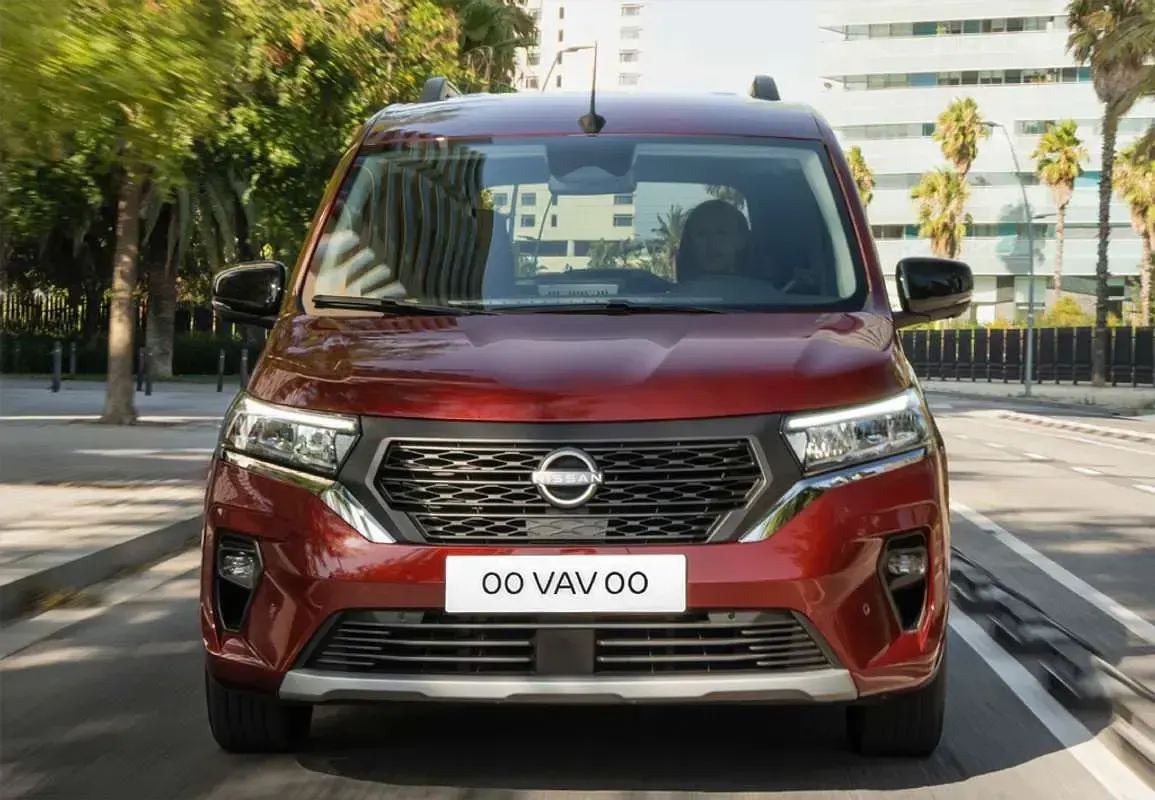 Usado Nissan Townstar Tekna 131 HP (96 kW) 2022 Prateado Carrinha