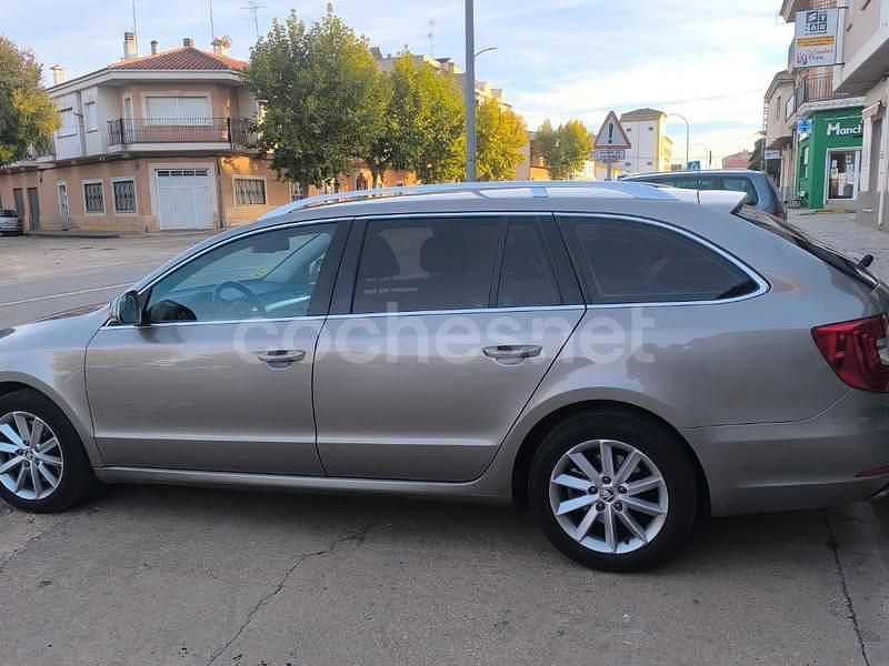 Usado Skoda Superb Active 140 CV (102 kW) 2014 Beige Familiar