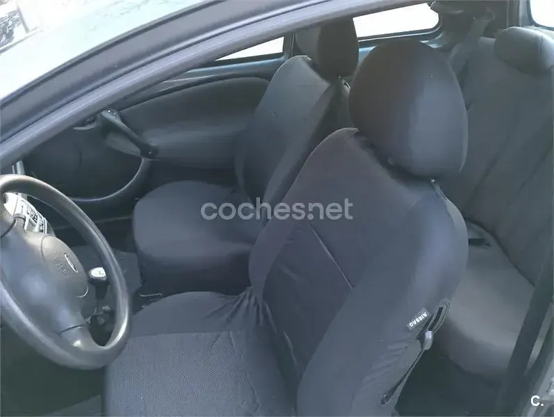 Usado Ford Ka 70 CV (51 kW) 2005 Gris / plata Utilitario
