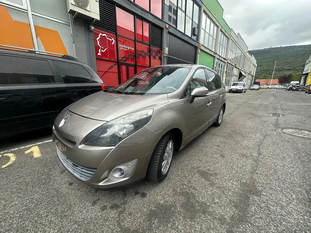 Usado Renault Grand Scénic II Dynamique 130 CV (95 kW) 2009 Beige Monovolumen